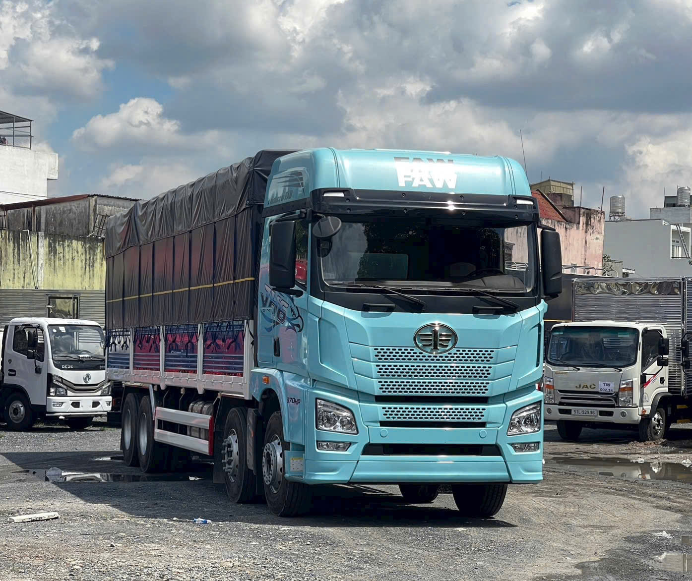 Xe tải 4 chân FAW JH6 370HP Thùng Dài 9m7