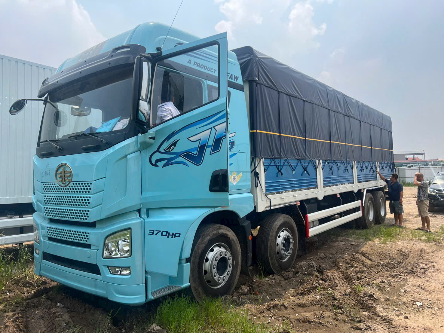 Xe tải 4 chân FAW JH6 370HP Thùng Dài 9m7
